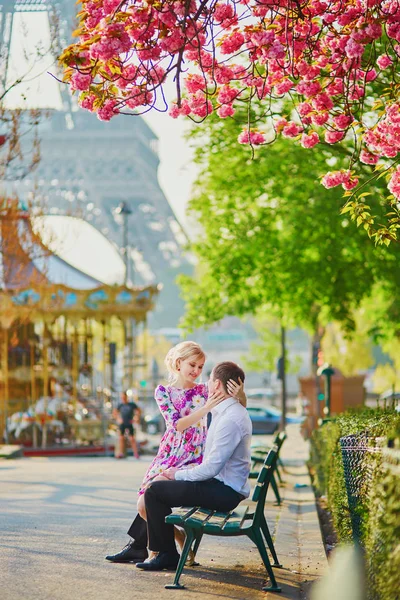 Schönes Romantisches Paar Unter Blühendem Kirschbaum Einem Frühlingstag Mit Eiffelturm — Stockfoto