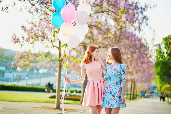 Duas Meninas Bonitas Com Monte Balões Rosa Azul Frente Torre — Fotografia de Stock