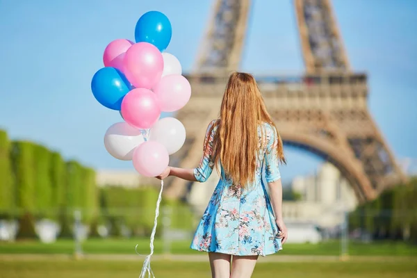 Щасливі Молода Дівчина Букетом Рожевий Блакитний Повітряні Кулі Перед Ейфелеву — стокове фото
