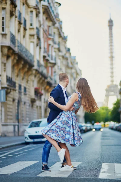 ロマンチックなカップルは背景でパリ フランスのエッフェル塔と路上でキス — ストック写真