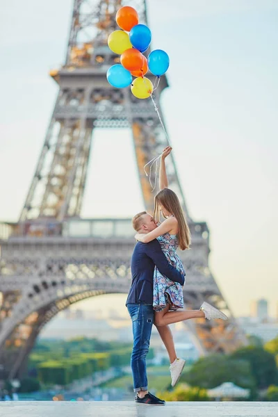 Loving Couple Bunch Colorful Balloons Kissing Eiffel Tower Paris France — Stock Photo, Image