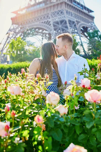 Ρομαντικό Ζευγάρι Στον Πύργο Του Άιφελ Στο Παρίσι Γαλλία — Φωτογραφία Αρχείου