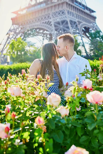 Casal Romântico Perto Torre Eiffel Paris França — Fotografia de Stock