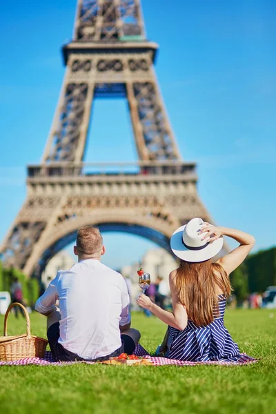 Romantisches Paar Beim Picknick Der Nähe Des Eiffelturms Paris Frankreich — Stockfoto