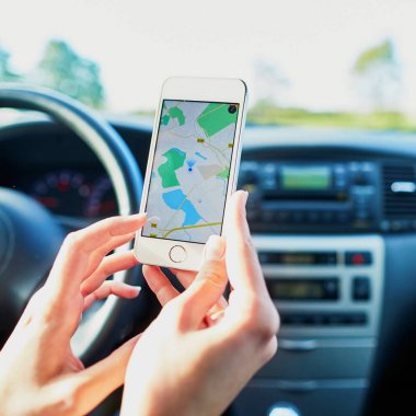 Kadın sürücü bir telefon arayüzü navigator ile bir ekran üzerinde tutan eller