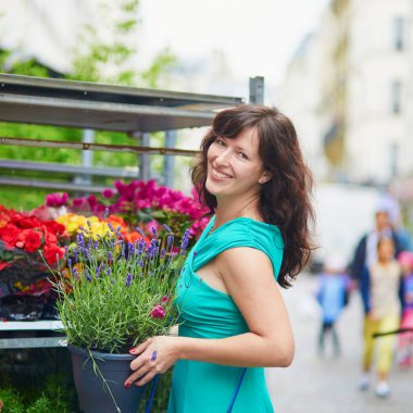Genç kadın bir yaz gününde çiçek Paris çiçek pazarı veya Dükkanı seçme