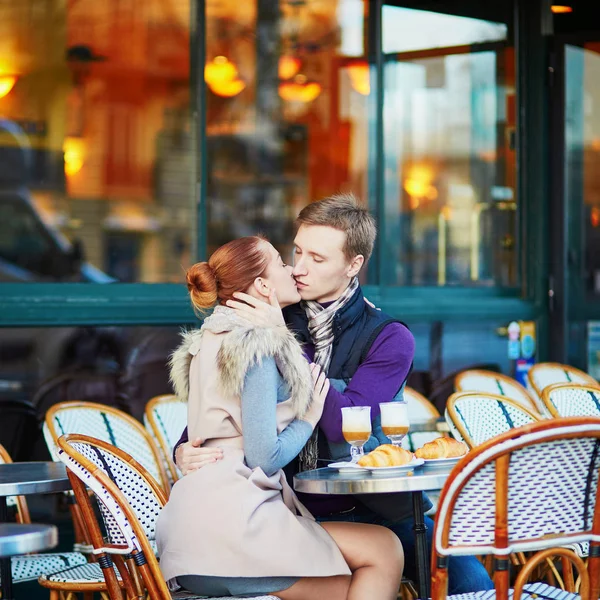 浪漫情侣接吻在巴黎 法国的露天咖啡馆 — 图库照片
