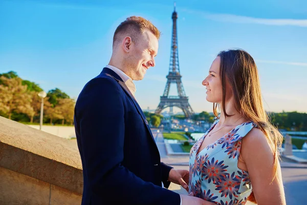 浪漫情侣一起在巴黎埃菲尔铁塔附近看着对方 — 图库照片