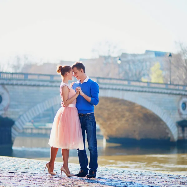 Romantiska Par Tillsammans Paris Nära Floden Seine — Stockfoto