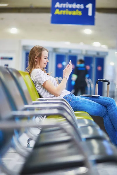 Jovem Mulher Aeroporto Internacional Usando Telefone Celular Enquanto Espera Por — Fotografia de Stock