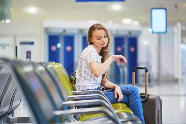 Jovem Aeroporto Internacional Espera Seu Voo — Fotografia de Stock