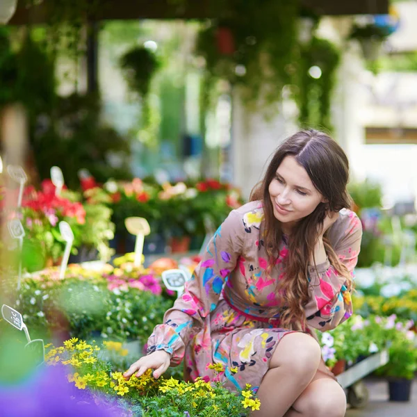 Ung Kvinna Att Välja Blommor Parisiska Blomstermarknaden Eller Butiken Sommardag — Stockfoto