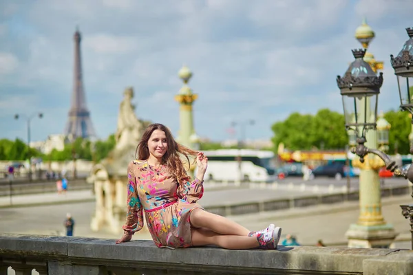 Unga Vackra Och Eleganta Parisiska Kvinnan Som Sitter Nära Eiffeltornet — Stockfoto