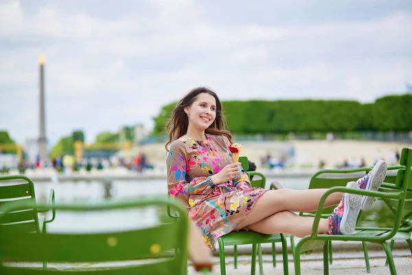 年轻的巴黎女人在杜伊勒里宫的花园里 坐在椅子上 吃冰激淋 — 图库照片