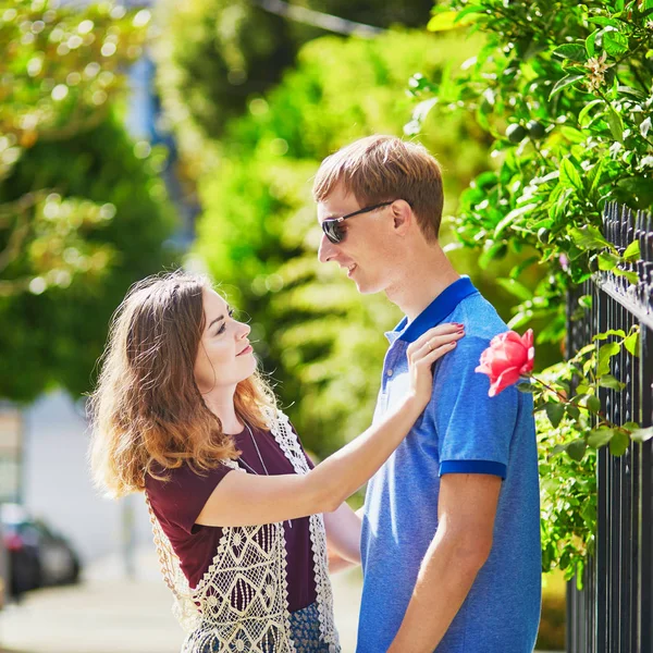 年轻情侣在 San Francisco 在阳光灿烂的夏天一天有个约会 — 图库照片