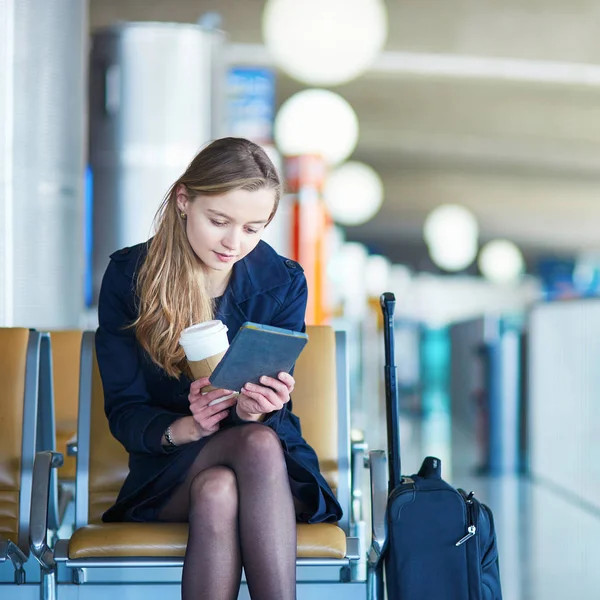 Молодая Женщина Международном Аэропорту Читает Книгу Ожидании Своего Рейса — стоковое фото