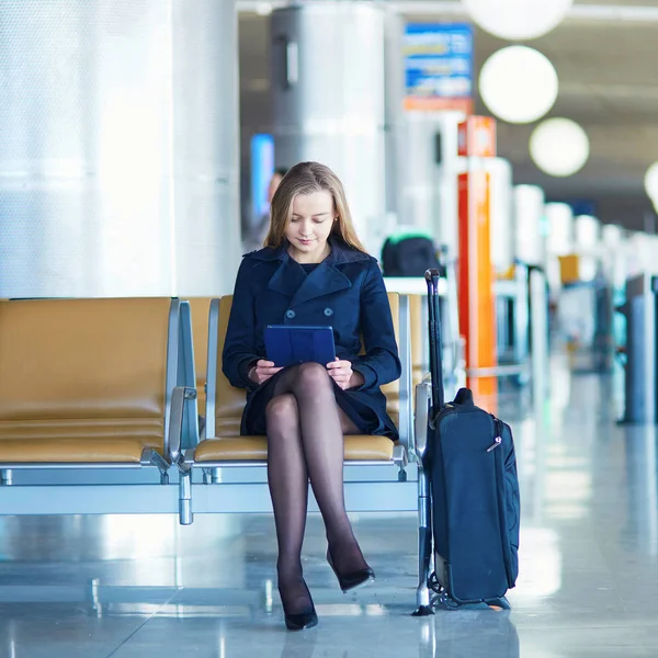 Mujer Joven Aeropuerto Internacional Leyendo Libro Tableta Mientras Espera Vuelo — Foto de Stock