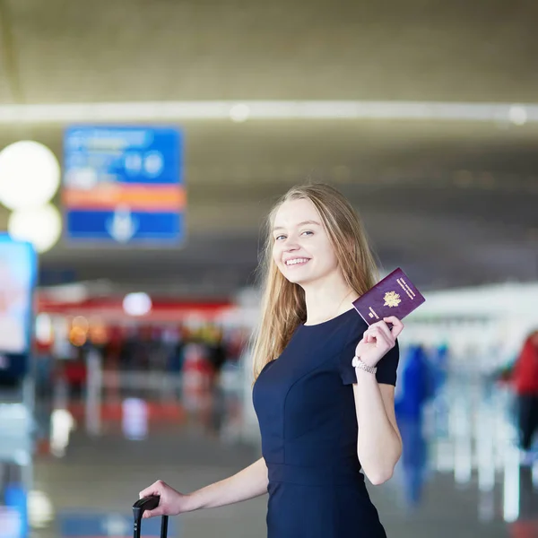 Jovem Mulher Aeroporto Internacional Segurando Passaporte Francês Olhando Feliz — Fotografia de Stock