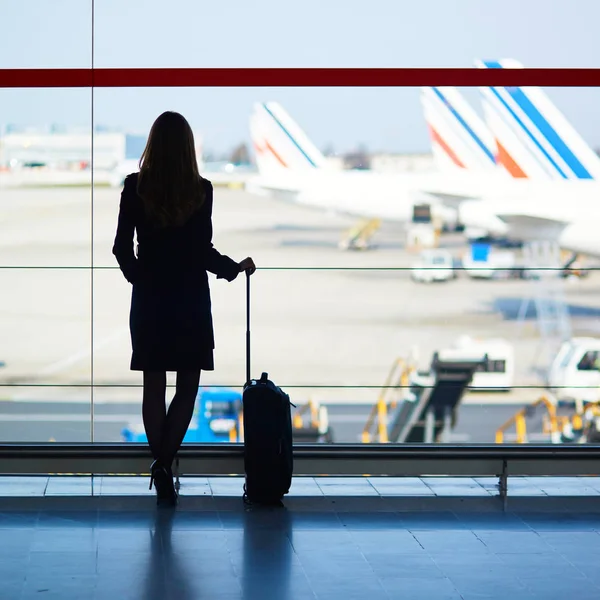 Jovem Mulher Aeroporto Internacional Olhando Para Aviões Através Janela — Fotografia de Stock