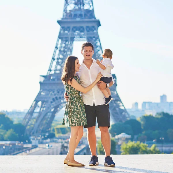 Família Feliz Três Pessoas Frente Torre Eiffel Desfrutando Suas Férias — Fotografia de Stock