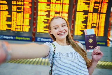 Kız Uluslararası Havaalanı uçuş bilgileri kurulu pasaportu ile komik selfie alarak ve yatılı geçmek