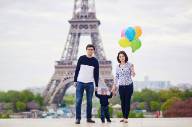 Üç Paris Eiffel tower yakınındaki mutlu aile