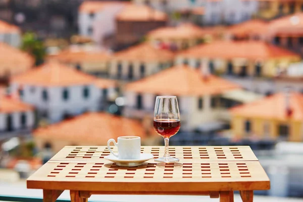 Vinho Madeira, café e bolo hohey, Vista para o Funchal, Portugal — Fotografia de Stock