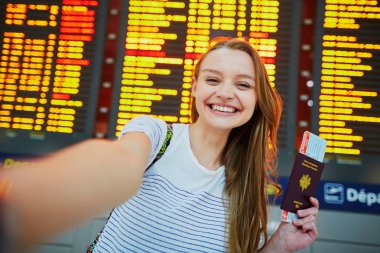 Kız Uluslararası Havaalanı uçuş bilgileri kurulu pasaportu ile komik selfie alarak ve yatılı geçmek