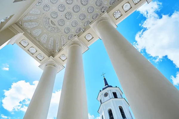 钟塔的维尔纽斯大教堂在蓝色的天空和云 旧城的立陶宛的首都 — 图库照片