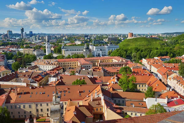 Vacker Utsikt Över Vilnius Gamla Stan Med Gediminas Hill Och — Stockfoto