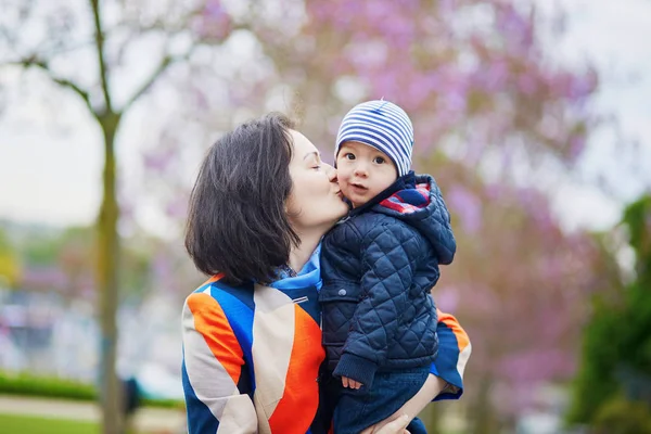 Familia Feliz Dos París Día Primavera Con Jacarandas Púrpura Plena —  Fotos de Stock