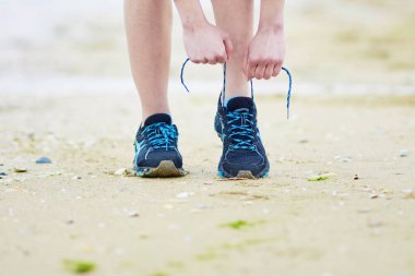Spor çalışan bağlama jogger dantel ayakkabı. Fitness ve sağlıklı yaşam konsepti