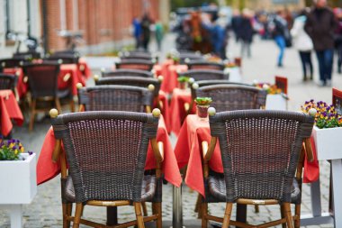 Brugge, Belçika'daki açık bir kafe tabloları