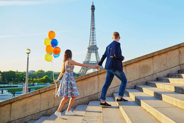 Pareja romántica con globos de colores cerca de la torre Eiffel —  Fotos de Stock