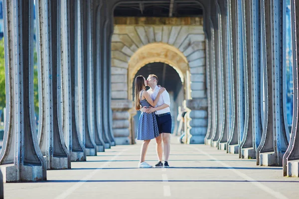 Couple walking along Bir-Hakeim bridge in Paris, France — Stock Photo, Image