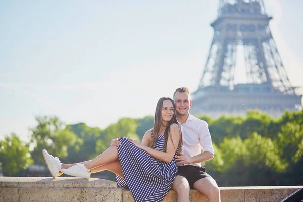 Romantic couple near the Eiffel tower in Paris — Stock Photo, Image