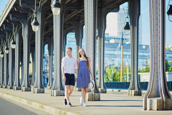 Couple marchant le long du pont Bir-Hakeim à Paris, France — Photo