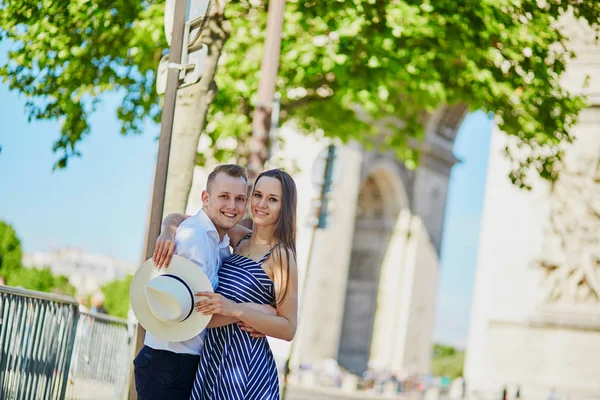 Caminhada de casal em frente ao arco triunfal em Paris — Fotografia de Stock