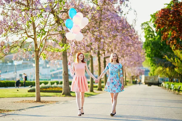 Zwei Schöne Mädchen Mit Einem Haufen Rosa Und Blauer Luftballons — Stockfoto