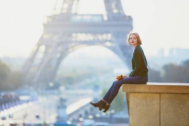 Güzel genç Fransız kadın Paris'te Eyfel Kulesinin yakınında