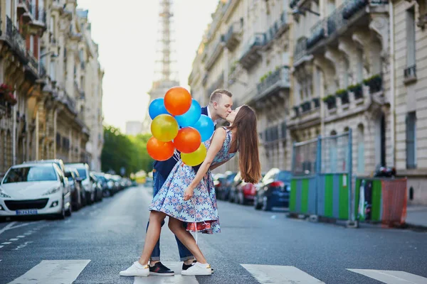 Романтическая пара возле Эйфелевой башни в Париже — стоковое фото