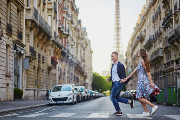 Romantický pár poblíž Eiffelova věž v Paříži — Stock fotografie