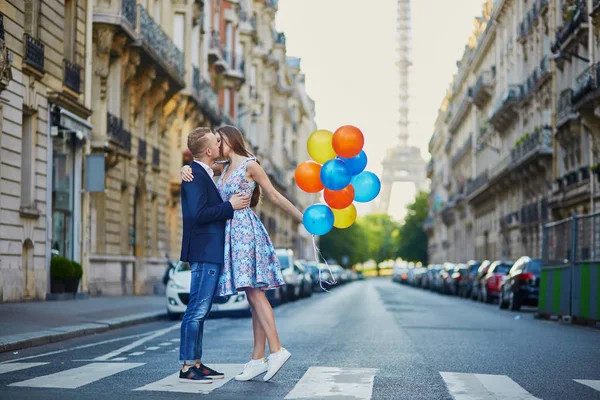 Couple romantique près de la Tour Eiffel à Paris — Photo