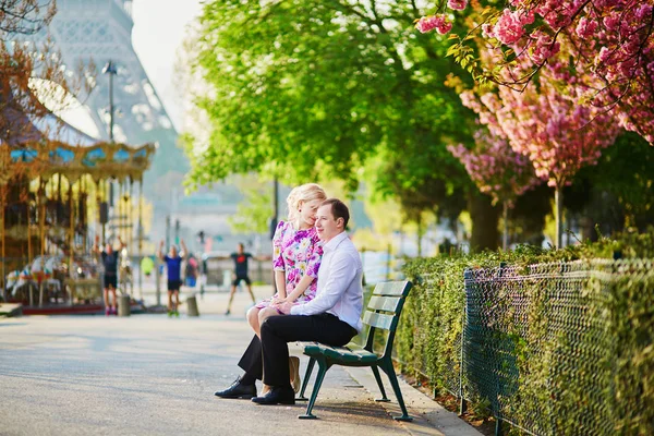 Ζευγάρι μπροστά από τον Πύργο του Άιφελ σε μια ημέρα άνοιξη στο Παρίσι, Γαλλία — Φωτογραφία Αρχείου