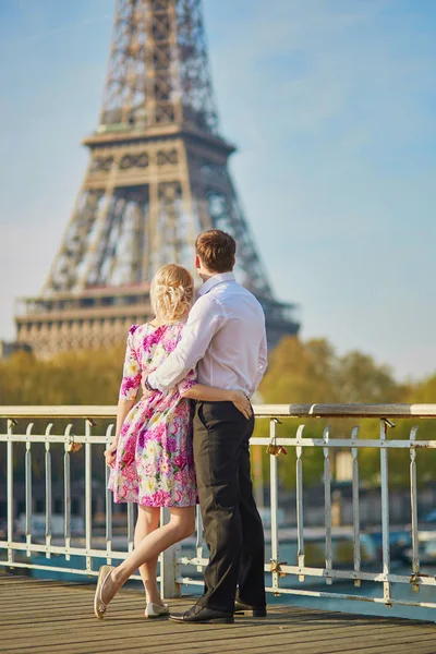 Pareja juntos en París besándose cerca de la Torre Eiffel — Foto de Stock