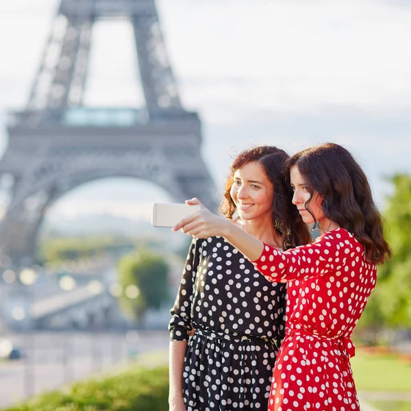 Lindas Irmãs Gêmeas Tirando Selfie Frente Torre Eiffel Enquanto Viajam — Fotografia de Stock