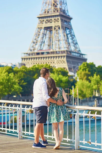 Romantic Couple Together Paris Kissing Eiffel Tower — Stock Photo, Image