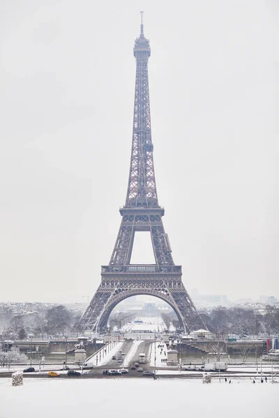 폭설으로 하루에 에펠 탑에 아름 다운 보기 — 스톡 사진