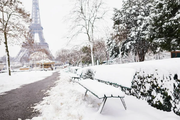 Scenic view to the Eiffel tower on a day with heavy snow — Stock Photo, Image