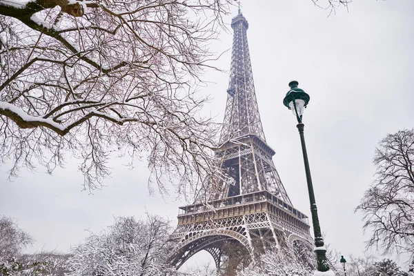 Blick auf den Eiffelturm an einem Tag mit starkem Schneefall — Stockfoto